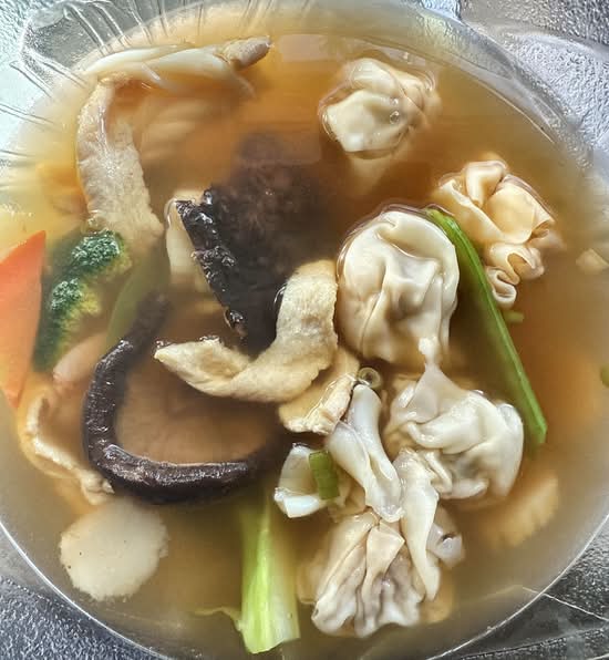 13. Deluxe Wonton Soup 什錦雲吞湯